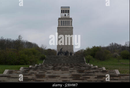 Die Treppe zum Glockenturm und Figurengruppe in der DDR-Gedenkstätte des KZ Buchenwald bei Weimar, Deutschland. Stockfoto