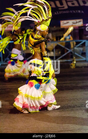 Am Malecón mit Maskeraden, Paraden und Livemusik wird Kuba, Havanna, Karneval in Havanna, Tänzer beim Karnevalsumzug, im Juli, August gefeiert. Stockfoto