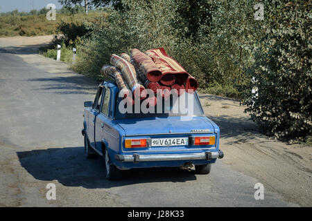 Usbekistan, Provinz Buxoro, Jondor Tumani, Lada mit Fracht, Teppiche auf dem Dach Stockfoto