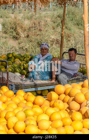 Usbekistan, Provinz Buxoro, Jondor Tumani, am Straßenrand dort sind viele Melone-Händler. Hier hat die Frau das Wort Stockfoto