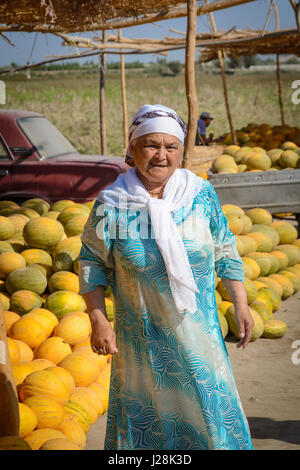 Usbekistan, Provinz Buxoro, Jondor Tumani, am Straßenrand dort sind viele Melone-Händler. Hier hat die Frau das Wort Stockfoto