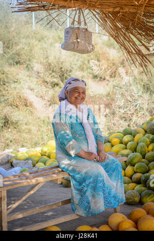 Usbekistan, Provinz Buxoro, Jondor Tumani, am Straßenrand dort sind viele Melone-Händler. Hier hat die Frau das Wort Stockfoto