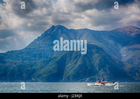 Raddampfer Concordia Passagiere am Comer See, gesehen von Varenna am Ostufer des Comer See, Italien im April Stockfoto