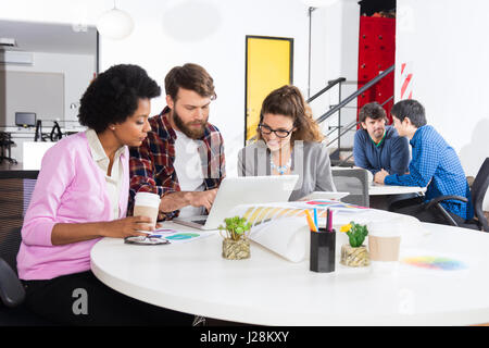 Menschen Büro Mischung diverser Rennen Gruppe Geschäftsleute Designer diskutieren Lächeln Freizeitkleidung Stockfoto