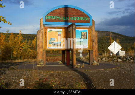 Melden Sie den Beginn des Dempster Highway, Yukon. Terr. Kanada Stockfoto