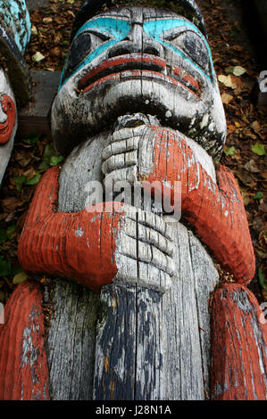 Menschlichen Carven auf Totempfahl Verlegung auf dem Boden, Tlingit Indianer, Haines, Alaska Stockfoto