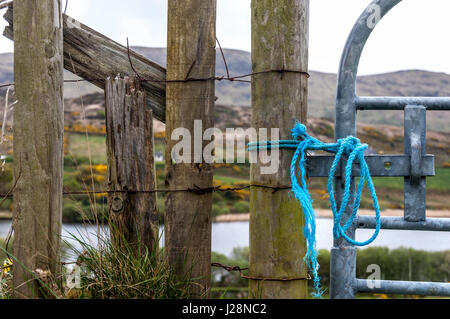 Behelfsmäßigen Bauernhof Zaun und Tor mit Seil, County Donegal, Irland Stockfoto