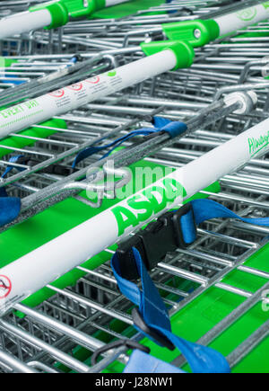 ASDA Supermarkt Einkaufswagen. UK Stockfoto