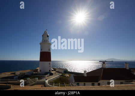 Leuchtturm von Gibraltar gegen die Sonne, Gibraltar Trinity Leuchtturm, eröffnet im Jahre 1841 an der Südspitze der Halbinsel, "Europa-Punkt" Stockfoto