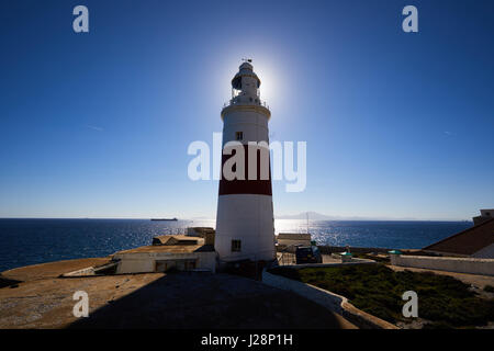 Leuchtturm von Gibraltar gegen die Sonne, Gibraltar Trinity Leuchtturm, eröffnet im Jahre 1841 an der Südspitze der Halbinsel, "Europa-Punkt" Stockfoto