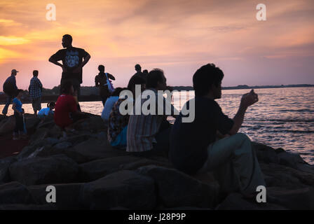 Menschen, die Zeit vor Sonnenuntergang am Strand von Pantai Indah Kapuk, Nord-Jakarta, Indonesien. Stockfoto