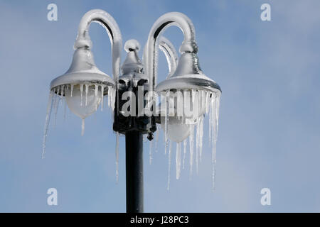 Winterzeit, gefrorenen Eiszapfen auf eine Straßenbeleuchtung in der Nähe von Niagara Wasserfälle Kanada. Stockfoto