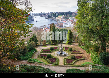 Crystal Palace Gärten (Jardins Do Palacio de Cristal) in Massarelos Zivilgemeinde der Stadt Porto in Portugal. Arrabida Brücke im Hintergrund Stockfoto