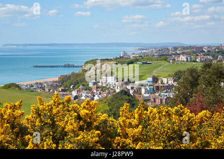 Blick über Hastings Altstadt von East Hill Country Park West Hill mit dem Pier, St Leonards, Bexhill und Beachy Head in der Ferne Sussex UK Stockfoto
