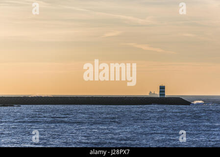 Kleiner Leuchtturm auf einem Pier von Vila Nova De Gaia gesehen von Foz Douro Bezirk von Porto Stadt, zweitgrößte Stadt in Portugal Stockfoto