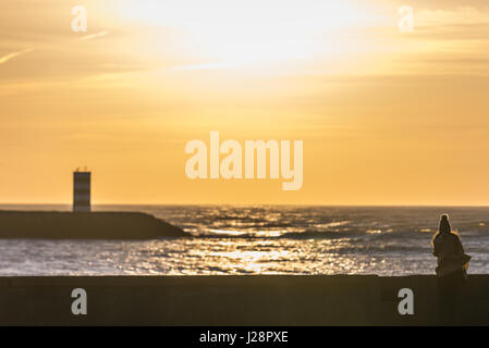 Kleiner Leuchtturm auf einem Pier Foz Douro Bezirk von Porto Stadt, zweitgrößte Stadt in Portugal Stockfoto