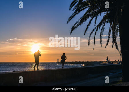 Paar Spaziergänge auf einem Holzsteg in Foz Douro Bezirk von Porto Stadt, zweitgrößte Stadt in Portugal Stockfoto