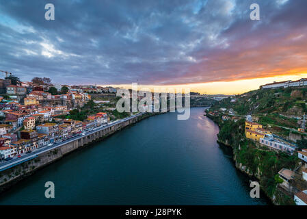 Spektakulären Sonnenaufgang über dem Fluss Douro verbunden in Portugal Porto und Vila Nova De Gaia (rechts) Stockfoto
