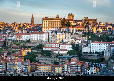 Bischofspalast, Kirche Clerigos Turm und Se Kathedrale von Porto, zweitgrößte Stadt in Portugal. Blick vom Stadt Vila Nova De Gaia Stockfoto