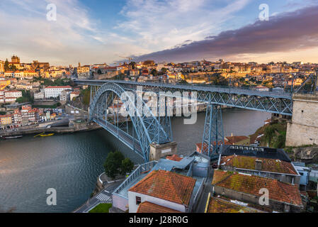 Berühmten Dom Luis ich Bogen Brücke zwischen Städten Porto und Vila Nova De Gaia Städte, Portugal Stockfoto