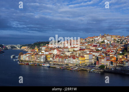 Luftaufnahme des Douro Flusses in Porto Stadt auf der iberischen Halbinsel, zweitgrößte Stadt in Portugal Stockfoto