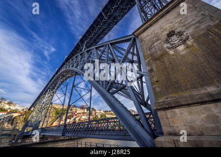 Dom Luis Brücke ich über Douro Fluss gesehen von Vila Nova De Gaia Stadt in Portugal. Porto-Stadt im Hintergrund Stockfoto