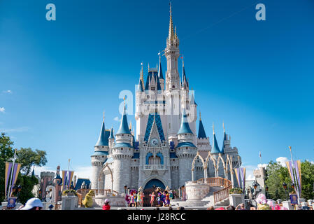 Mickey und Freunde führt vor Cinderella Castle im Magic Kingdom, Disney World. Stockfoto