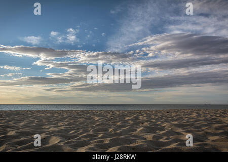 Leeren Strand in den frühen Morgenstunden in Costa Rei, Sardinien, Italien. Schöne Wolken, Sonnenaufgang und Sandstrand. Niemand in der Szene. Stockfoto