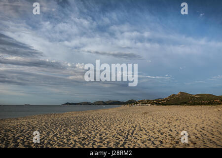 Leeren Strand in den frühen Morgenstunden in Costa Rei, Sardinien, Italien. Schöne Wolken, Sonnenaufgang und Sandstrand. Niemand in der Szene. Stockfoto