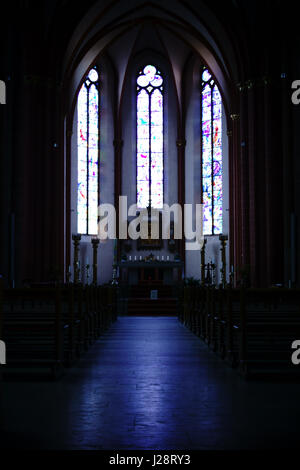 Mainz, Deutschland - 20. April 2017: Der Altar der St. Stephan Kirche unter die drei blauen Fenstern von Chagall am 20. April 2017 in Mainz. Stockfoto