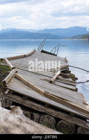 Beschädigte Bootsanlegestelle am Rande des Lake Coeur d ' Alene nach dem harten Winter und Regen zu Überschwemmungen. Stockfoto