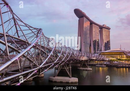 Die Helix-Brücke und Marina Bay Sands zur blauen Stunde, Singarpore. Stockfoto