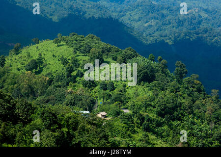 Blick auf die Nilgiri-Landschaft. Es ist eines der höchsten Gipfel und schönen touristischen Ort. Bandarban, Bangladesch. Stockfoto