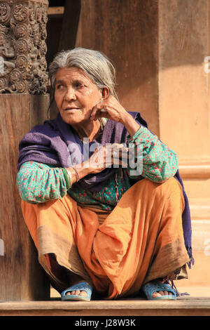 KATHMANDU, NEPAL, APRIL 03: Nepalesische Frau auf der Straße Kathmandu, Nepal am 3. April 2014 Stockfoto