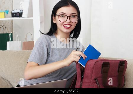 Studentin, Notizbücher aus ihrer Tasche Stockfoto