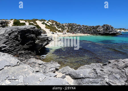 Einen erhöhten Blick auf Leute schwimmen im klaren, türkisfarbenen Wasser des The Basin auf Rottnest Insel vor Perth, Australien Stockfoto