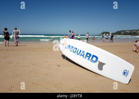 Ein Rettungsschwimmer Surfbrett am Manly Beach, Manly, Australien. Stockfoto