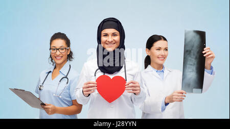 zufrieden Ärzte mit roten Herzen, Röntgen und Zwischenablage Stockfoto