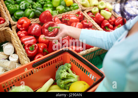 Frau mit Korb Paprika im Supermarkt zu kaufen Stockfoto