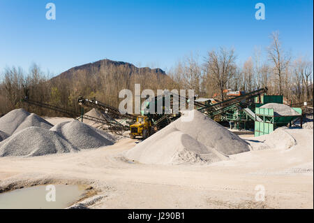 Extraktion-Kies. Maschinen Vertrieb und Einteilung nach Größe Kies. Förderbänder für den Transport von Kies. Kieswerk. Bauindustrie. Stockfoto