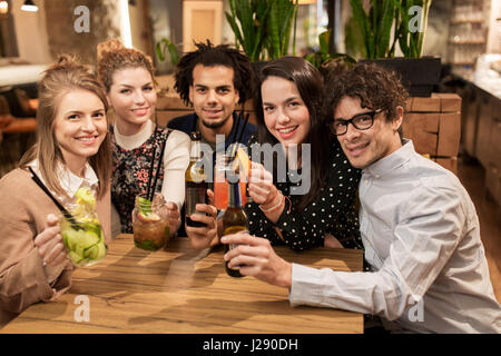 Glückliche Freunde bei einem Drink an Bar oder Café Stockfoto