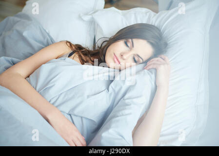 Nahaufnahme eines schlafenden Frau in ihrem Bett Stockfoto