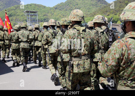 Japaner bewaffnet marschierende Soldaten mit Waffe Stockfoto