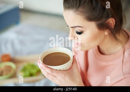 Kaffee am Morgen schmeckt immer am besten Stockfoto