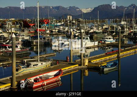 Bootshafen auf Homer Spit mit Kenai Mountains, Kachemak Bay, Homer, Alaska Stockfoto