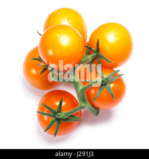 Cluster Gelbe Cherrytomaten (Ciliegini, Solanum Lycopersicum var. Cerasiforme). Schneidepfade, Schatten Sie getrennt, Top Aussicht Stockfoto