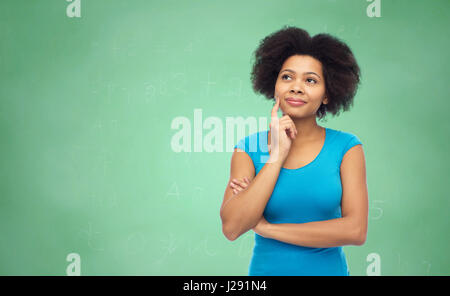 nachdenklich Afro Amerikanerin über grüne Tafel Stockfoto