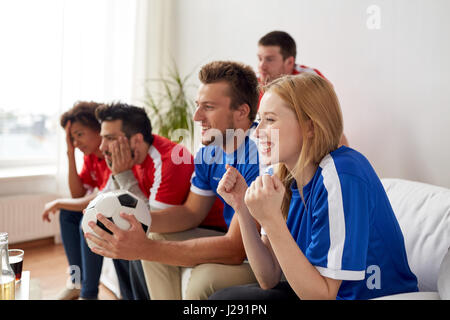 Freunde oder Fußball-Fans zu Hause Fussball Stockfoto