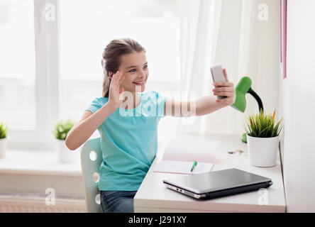 glückliches Mädchen mit Smartphone die Selfie zu Hause Stockfoto