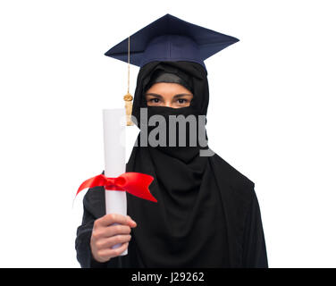 Muslima Hijab und Quaste mit Diplom Stockfoto